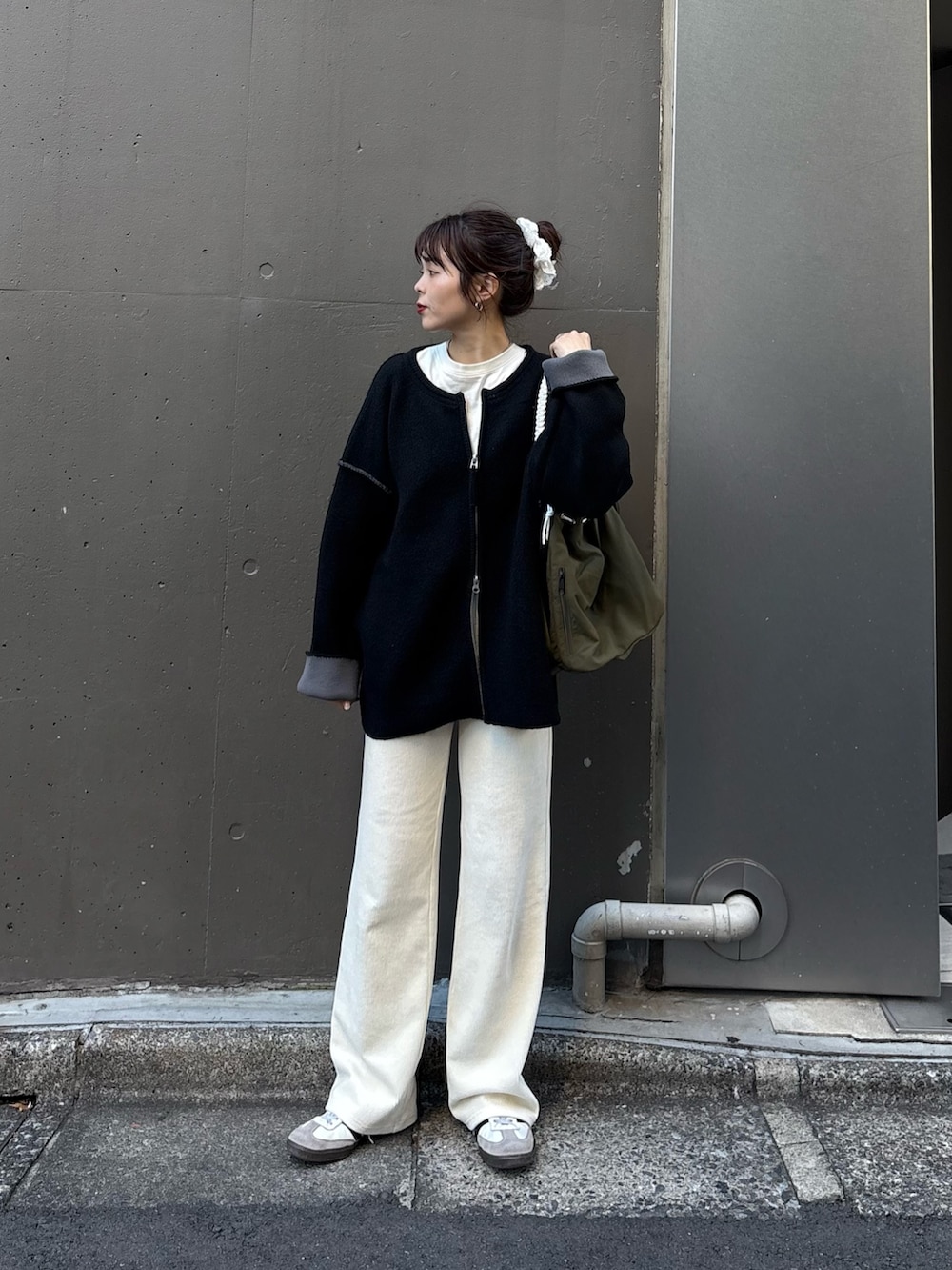 ブラック系のカーディガン/ボレロ、ホワイト系のその他パンツを着用したレディースの秋コーディネートの5枚目の写真