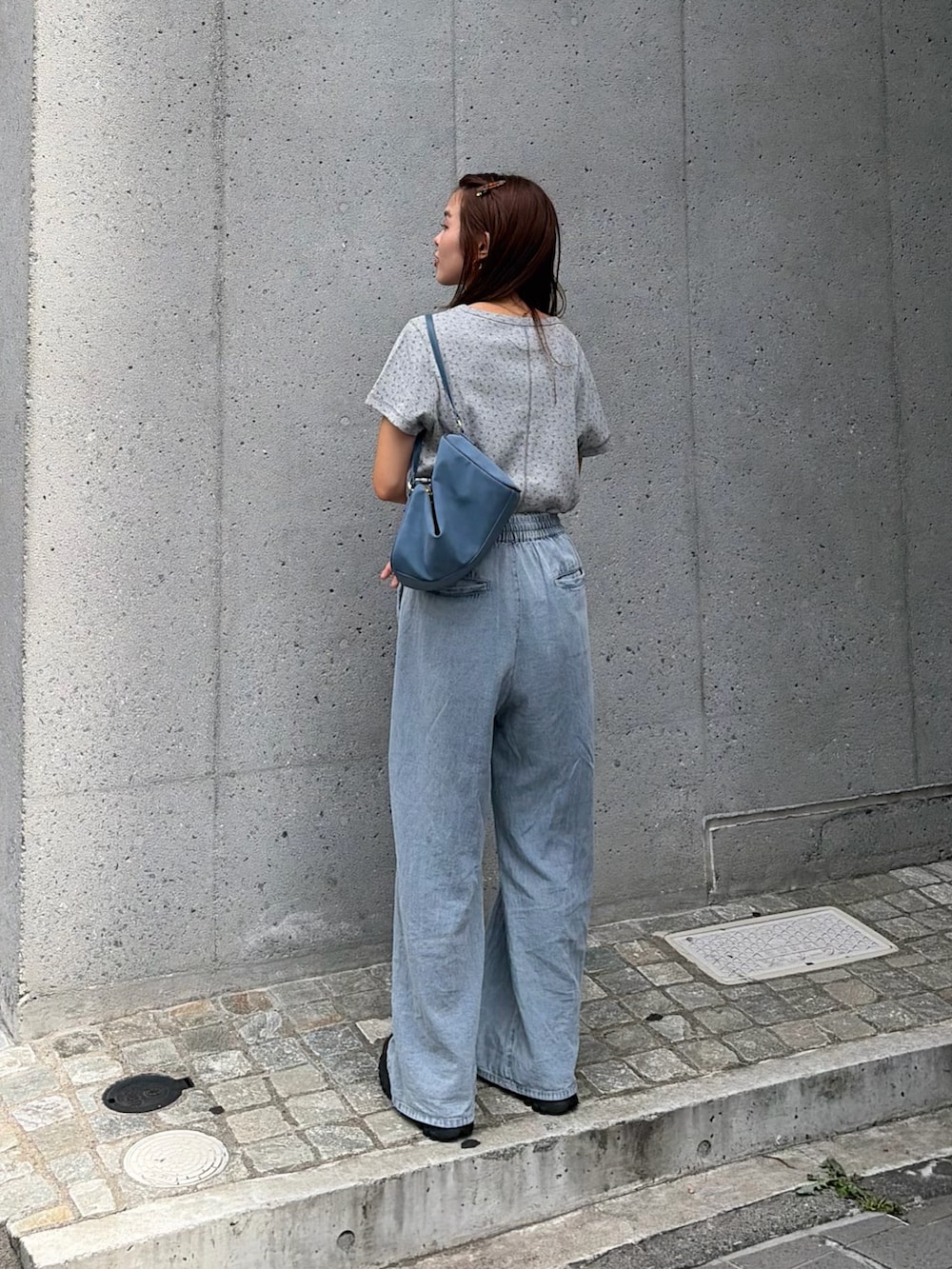 ブルー系のデニムパンツ、グレー系のTシャツ/カットソーを着用したレディースの夏コーディネートの4枚目の写真