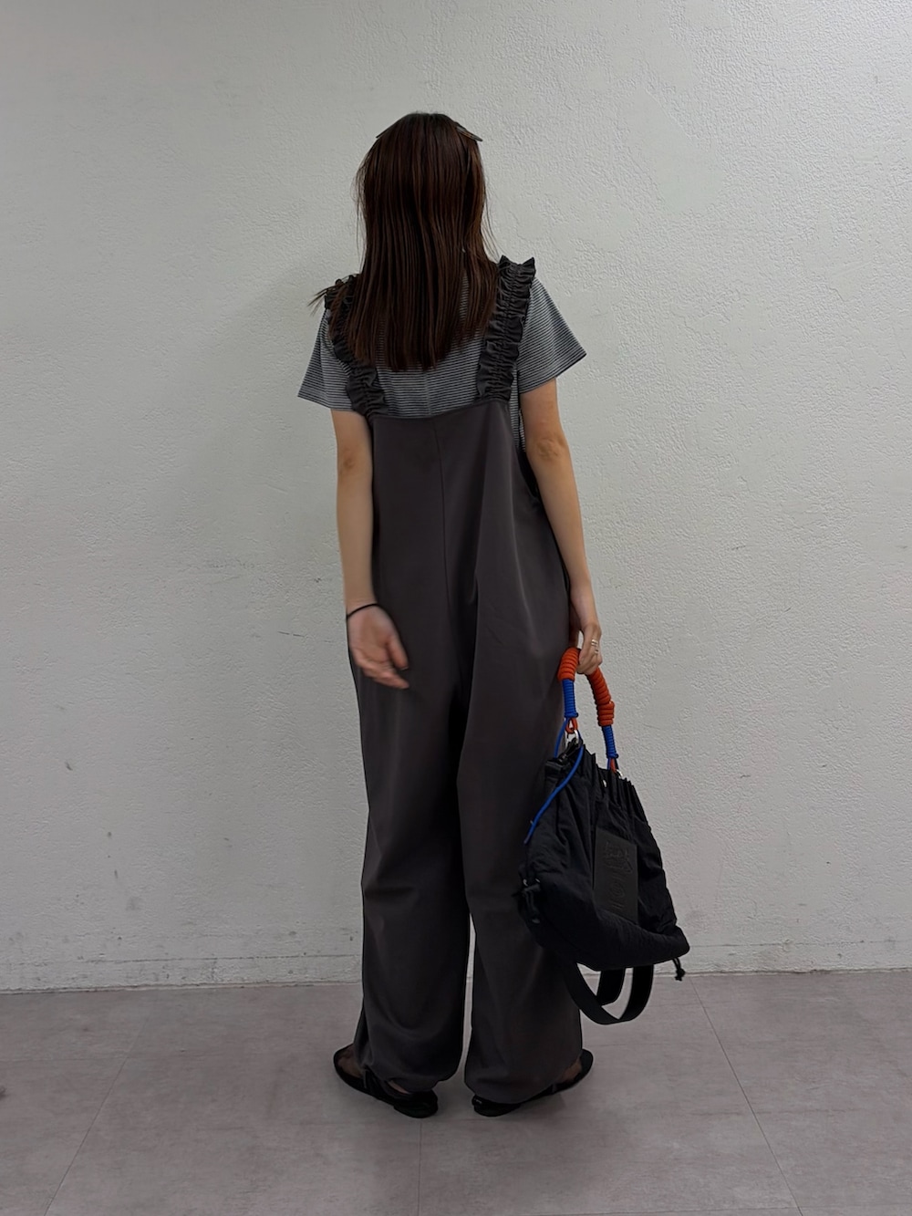 グレー系のつなぎ/オールインワン、グレー系のTシャツ/カットソー、ブラック系のパンプスを着用したレディースの夏コーディネートの3枚目の写真