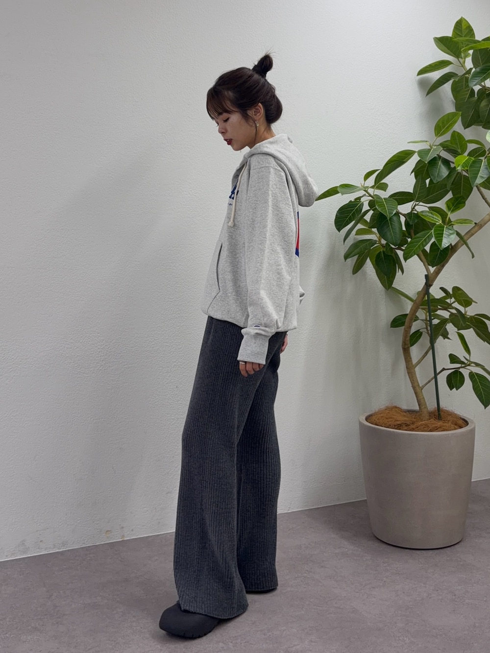グレー系のパーカー、グレー系のその他パンツを着用したレディースの秋コーディネートの2枚目の写真