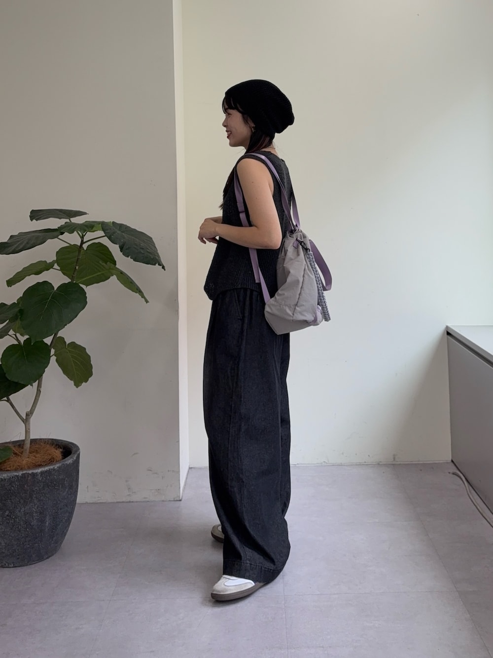 「大人、大人カジュアル、大人コーデ、シンプル、シンプルコーデ、シンプルスタイル、デニムパンツ、デニム、ブラックデニム、ブラックコーデ、夏コーデ、カジュアルコーデ、カジュアル」｜「WILLOWの【willow】和紙ライクニットベスト（ベスト、グレー系）」を使った、kyaaaiさん（レディース・156cm）の夏コーディネートの2枚目の写真