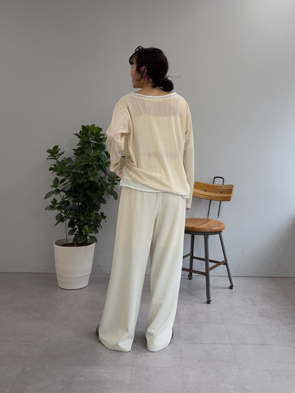 イエロー系のカーディガン/ボレロ、ホワイト系のスラックスを着用したレディースの冬コーディネートの3枚目の写真