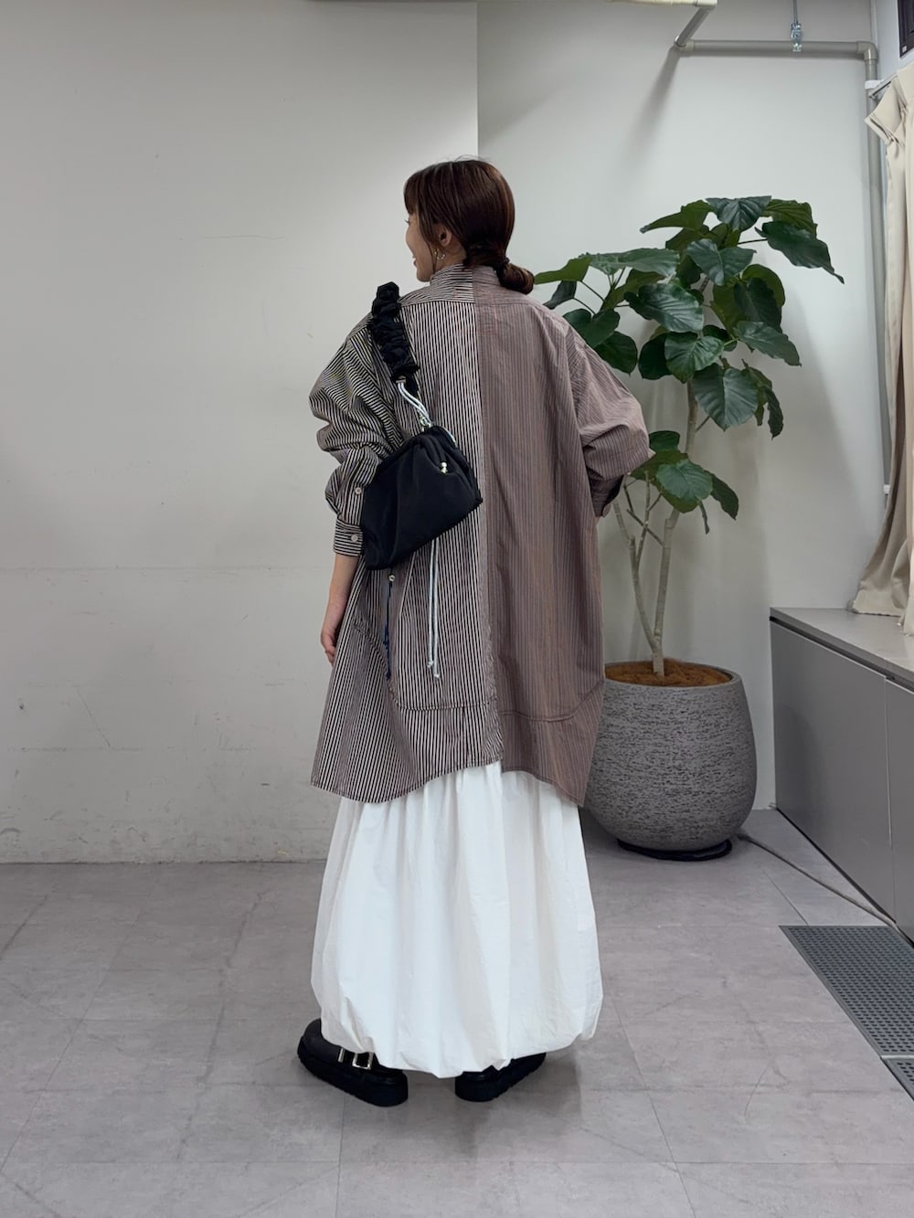 ブラウン系のシャツ/ブラウス、ホワイト系のワンピース、ブラック系のその他シューズを着用したレディースの夏コーディネートの3枚目の写真