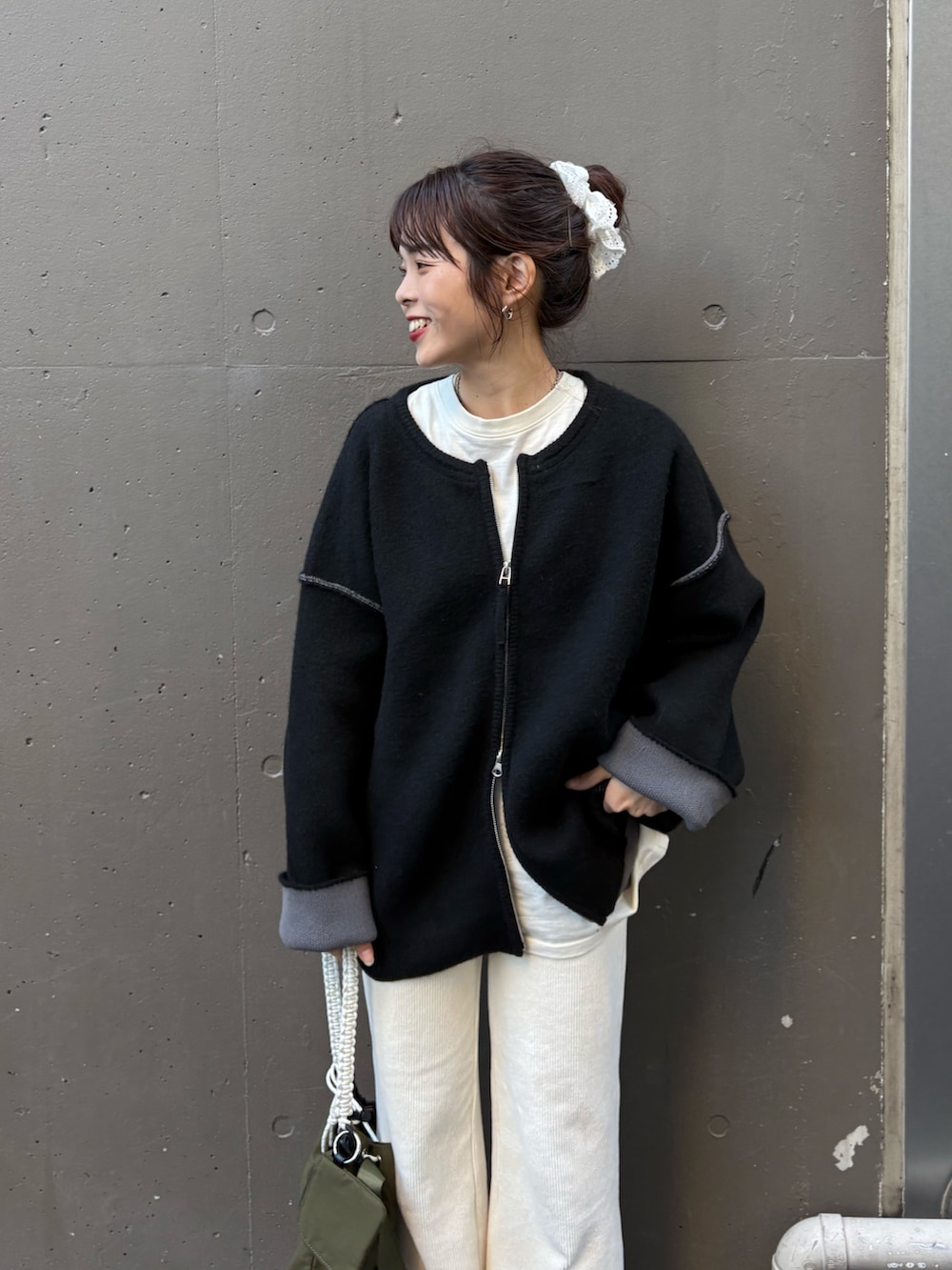 ブラック系のカーディガン/ボレロ、ホワイト系のその他パンツを着用したレディースの秋コーディネートの4枚目の写真