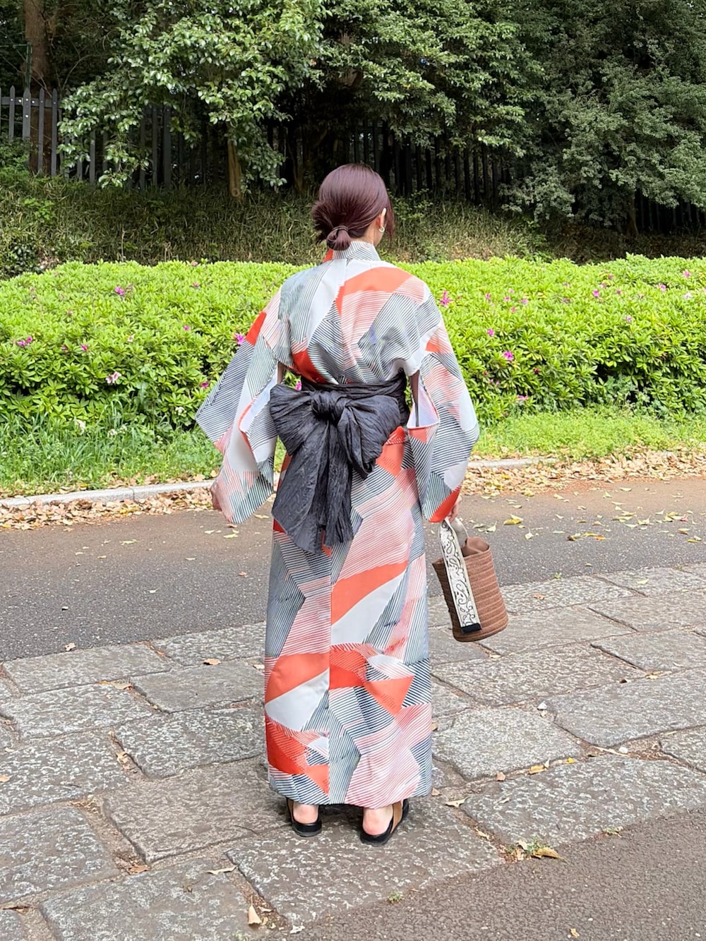 イエロー系のサンダル、ベージュ系の浴衣を着用したレディースの春コーディネートの3枚目の写真