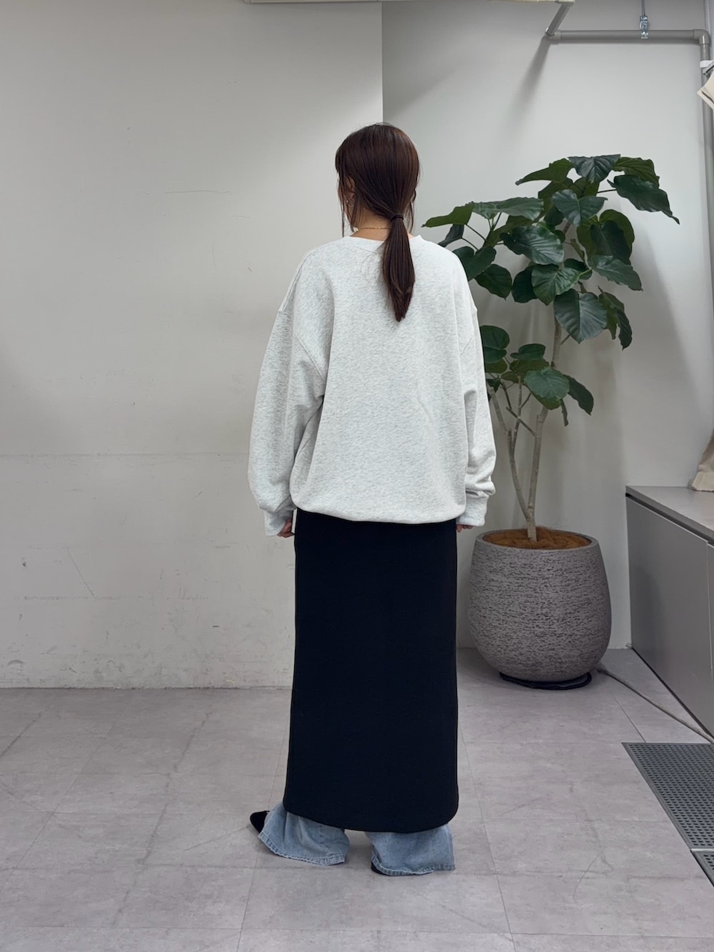 ブラック系のスカート、ブルー系のデニムパンツ、ブラック系のパンプスを着用したレディースの夏コーディネートの3枚目の写真