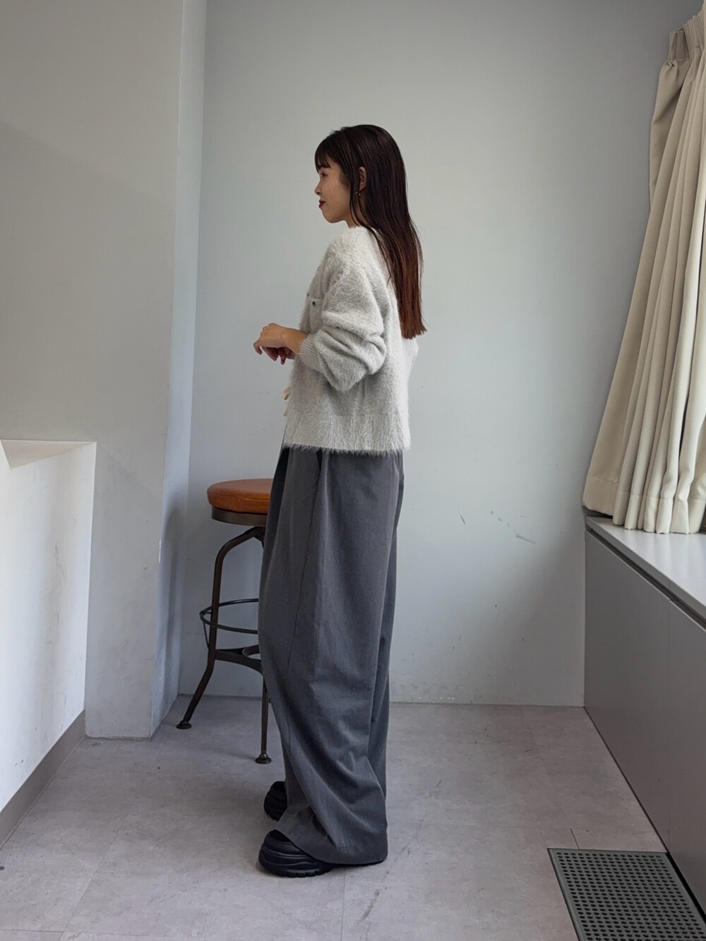 グレー系のカーディガン/ボレロ、ホワイト系のTシャツ/カットソー、グレー系のデニムパンツを着用したレディースの夏コーディネートの2枚目の写真