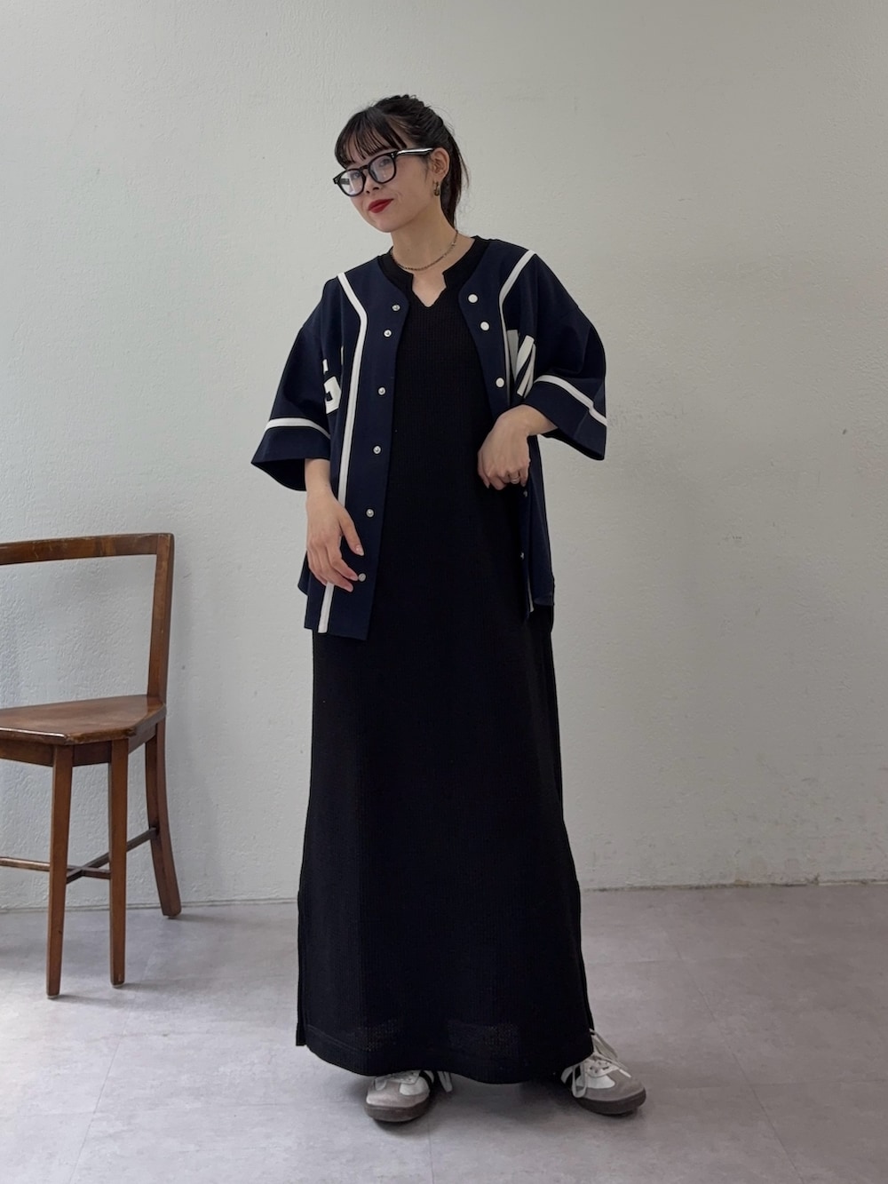 ブルー系のTシャツ/カットソー、ブラック系のワンピースを着用したレディースの春コーディネートの3枚目の写真