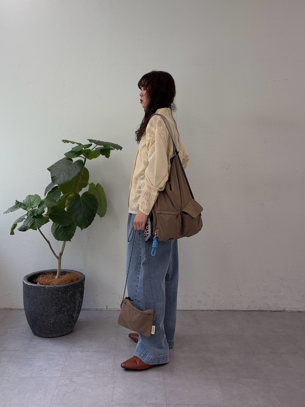 イエロー系のシャツ/ブラウス、ブルー系のデニムパンツを着用したレディースの春コーディネートの2枚目の写真