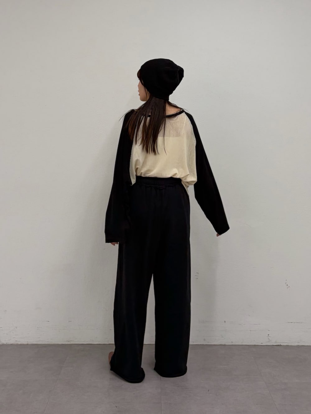 ホワイト系のTシャツ/カットソー、ブラック系のスウェットパンツ、ブラウン系のパンプスを着用したレディースの冬コーディネートの3枚目の写真