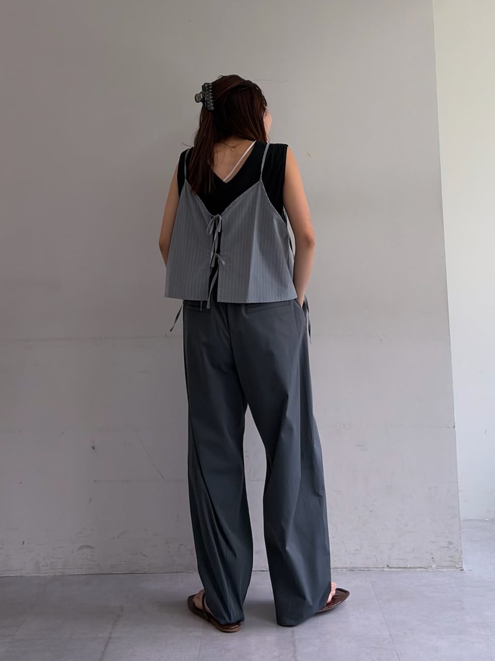 グレー系のその他パンツ、ホワイト系のTシャツ/カットソー、ブラック系のタンクトップを着用したレディースの夏コーディネートの3枚目の写真