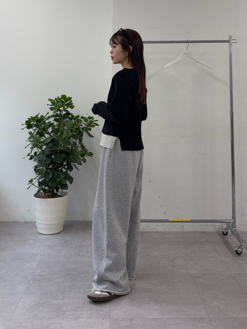 ブラック系のカーディガン/ボレロ、グレー系のスウェットパンツ、グレー系のスウェットパンツを着用したレディースの冬コーディネートの2枚目の写真