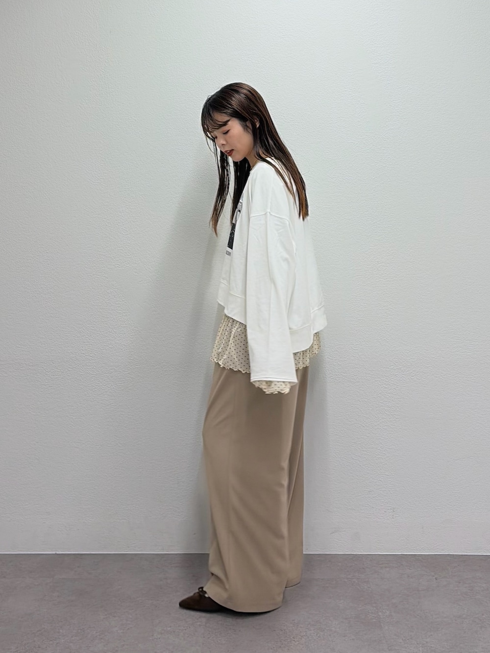 ホワイト系のTシャツ/カットソー、ホワイト系のTシャツ/カットソー、ベージュ系のスラックスを着用したレディースの冬コーディネートの3枚目の写真