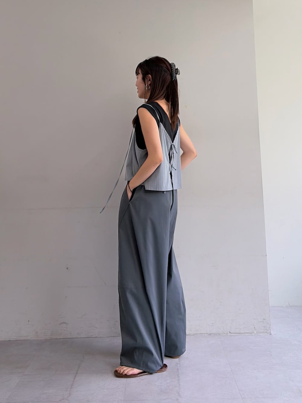 グレー系のその他パンツ、ホワイト系のTシャツ/カットソー、ブラック系のタンクトップを着用したレディースの夏コーディネートの2枚目の写真