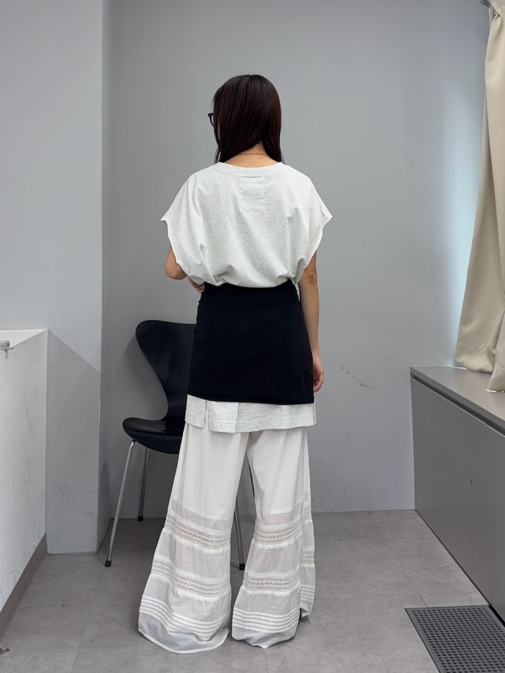 グレー系のタンクトップ、ブラック系のTシャツ/カットソー、ホワイト系のその他パンツを着用したレディースの夏コーディネートの3枚目の写真
