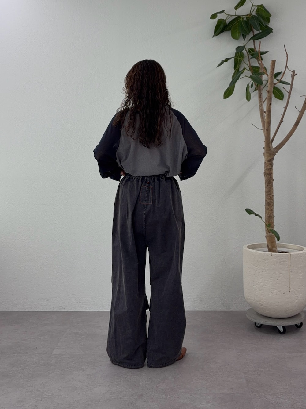 グレー系のTシャツ/カットソー、ブルー系のその他パンツ、ブラウン系のパンプスを着用したレディースの春コーディネートの3枚目の写真