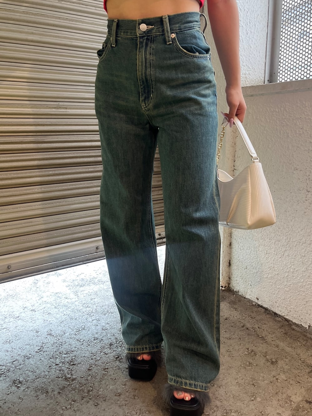 レッド系のTシャツ/カットソー、ホワイト系のハンドバッグ、ブラック系のサンダルを着用したレディースの夏コーディネートの5枚目の写真
