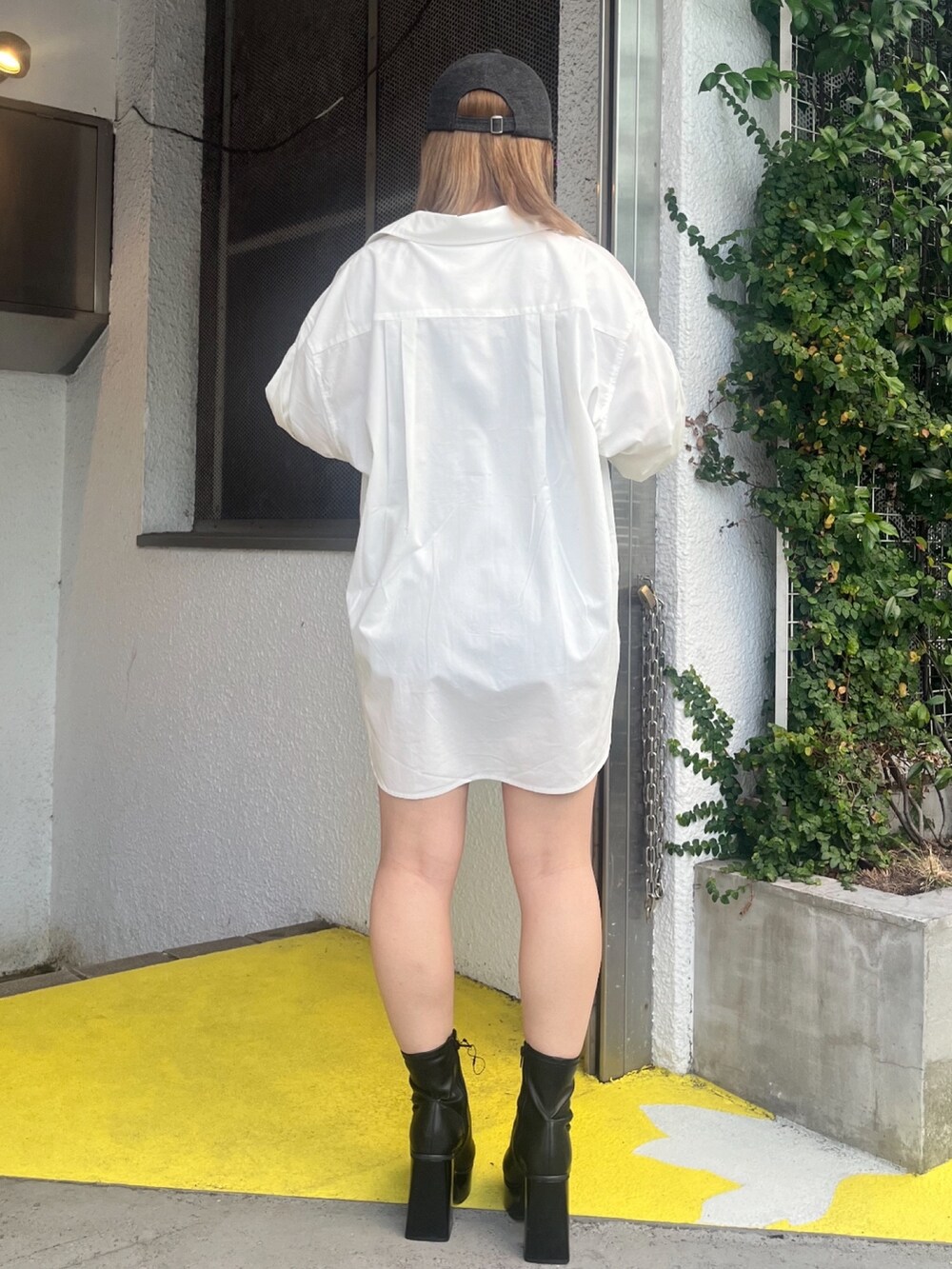 ホワイト系のシャツ/ブラウス、ブルー系のデニムパンツ、ブラック系のブーツを着用したレディースの夏コーディネートの3枚目の写真