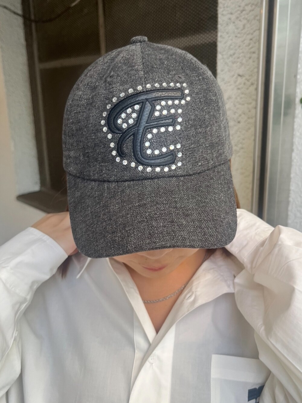 ホワイト系のシャツ/ブラウス、ブルー系のデニムパンツ、ブラック系のブーツを着用したレディースの夏コーディネートの4枚目の写真
