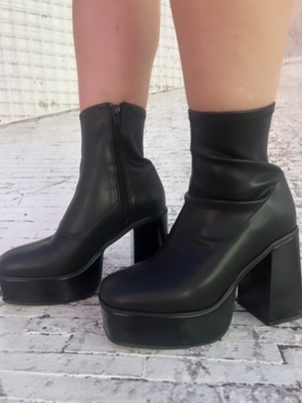 ブラウン系のブルゾン、ブルー系のデニムパンツ、ブラック系のハンドバッグを着用したレディースの秋コーディネートの8枚目の写真