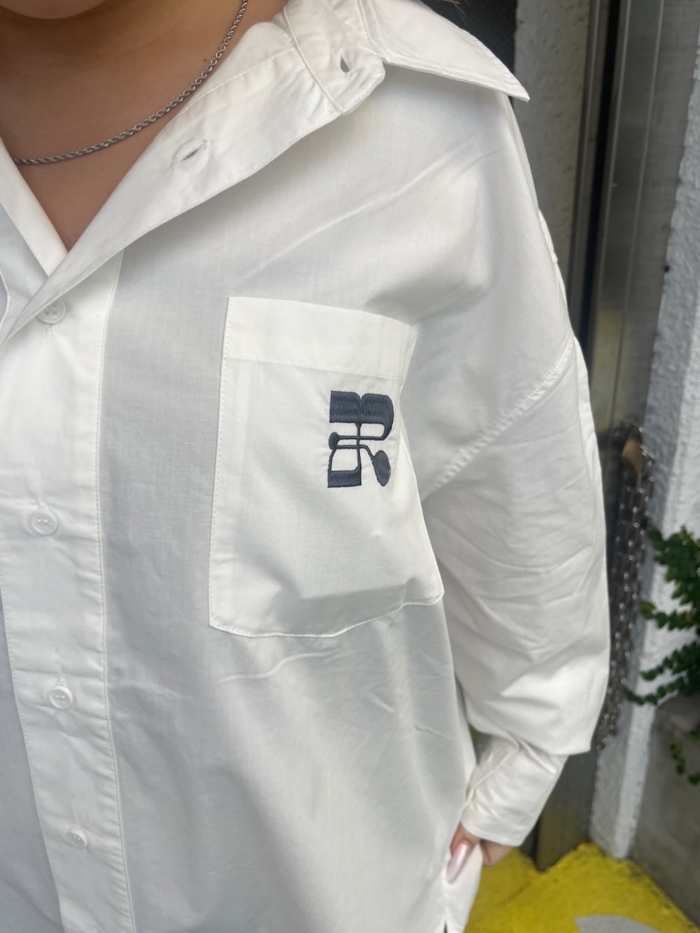 ホワイト系のシャツ/ブラウス、ブルー系のデニムパンツ、ブラック系のブーツを着用したレディースの夏コーディネートの5枚目の写真