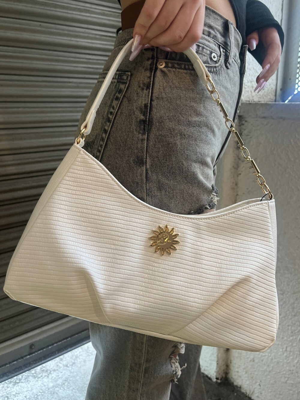 ブラック系のTシャツ/カットソー、ホワイト系のハンドバッグ、ブラック系のサンダルを着用したレディースの夏コーディネートの7枚目の写真