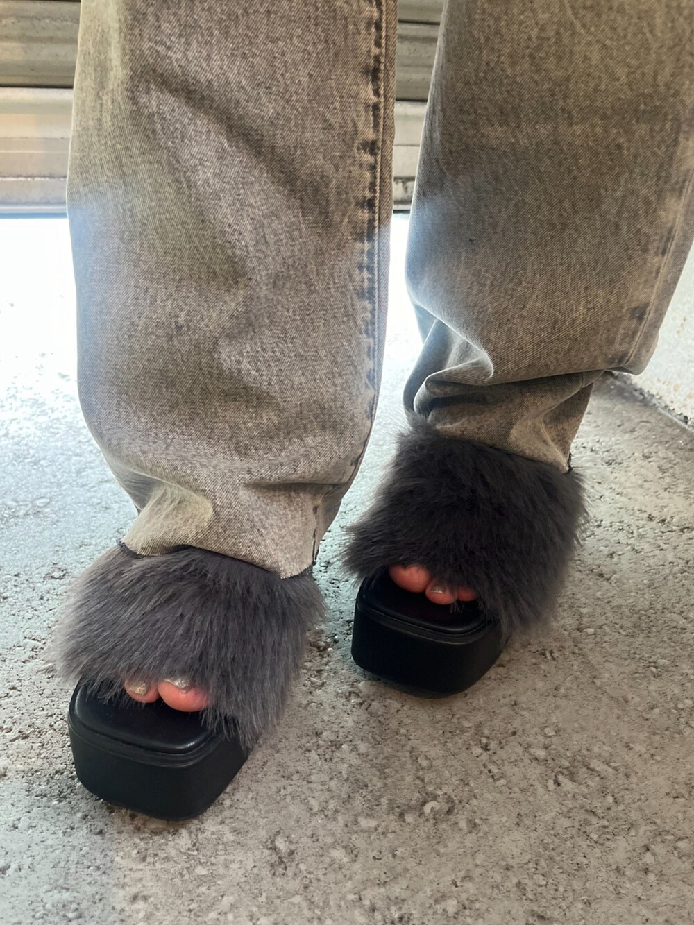 ブラック系のTシャツ/カットソー、ホワイト系のハンドバッグ、ブラック系のサンダルを着用したレディースの夏コーディネートの6枚目の写真