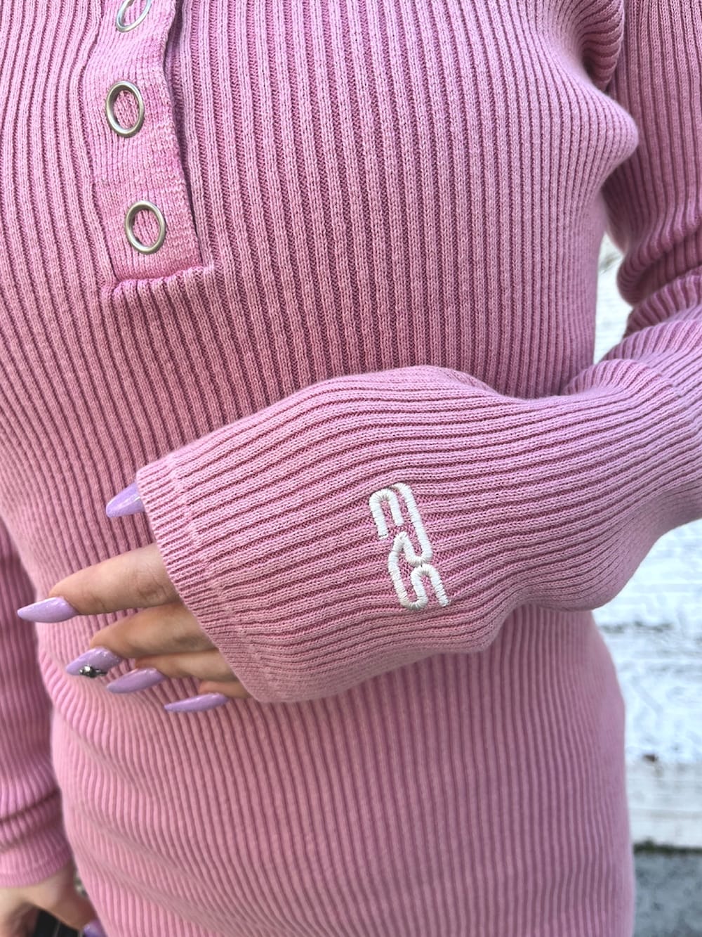 ピンク系のワンピース、ブラック系のボストンバッグ、ブラック系のブーツを着用したレディースの冬コーディネートの5枚目の写真