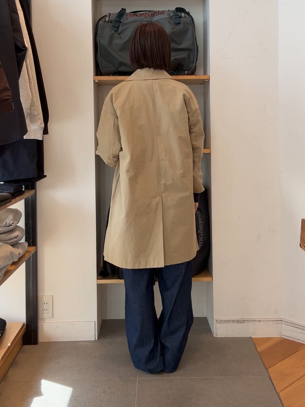 ベージュ系のその他アウター、ブルー系のデニムパンツ、ブルー系のスウェットを着用したレディースの冬コーディネートの2枚目の写真