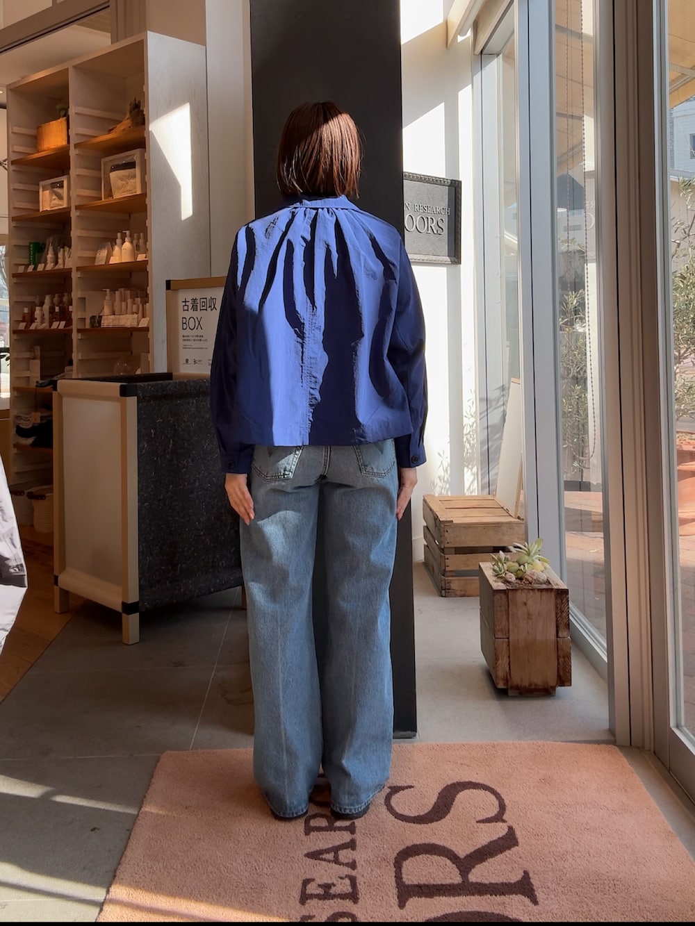 ブルー系のジャケット/アウター、ブルー系のデニムパンツを着用したレディースの冬コーディネートの2枚目の写真