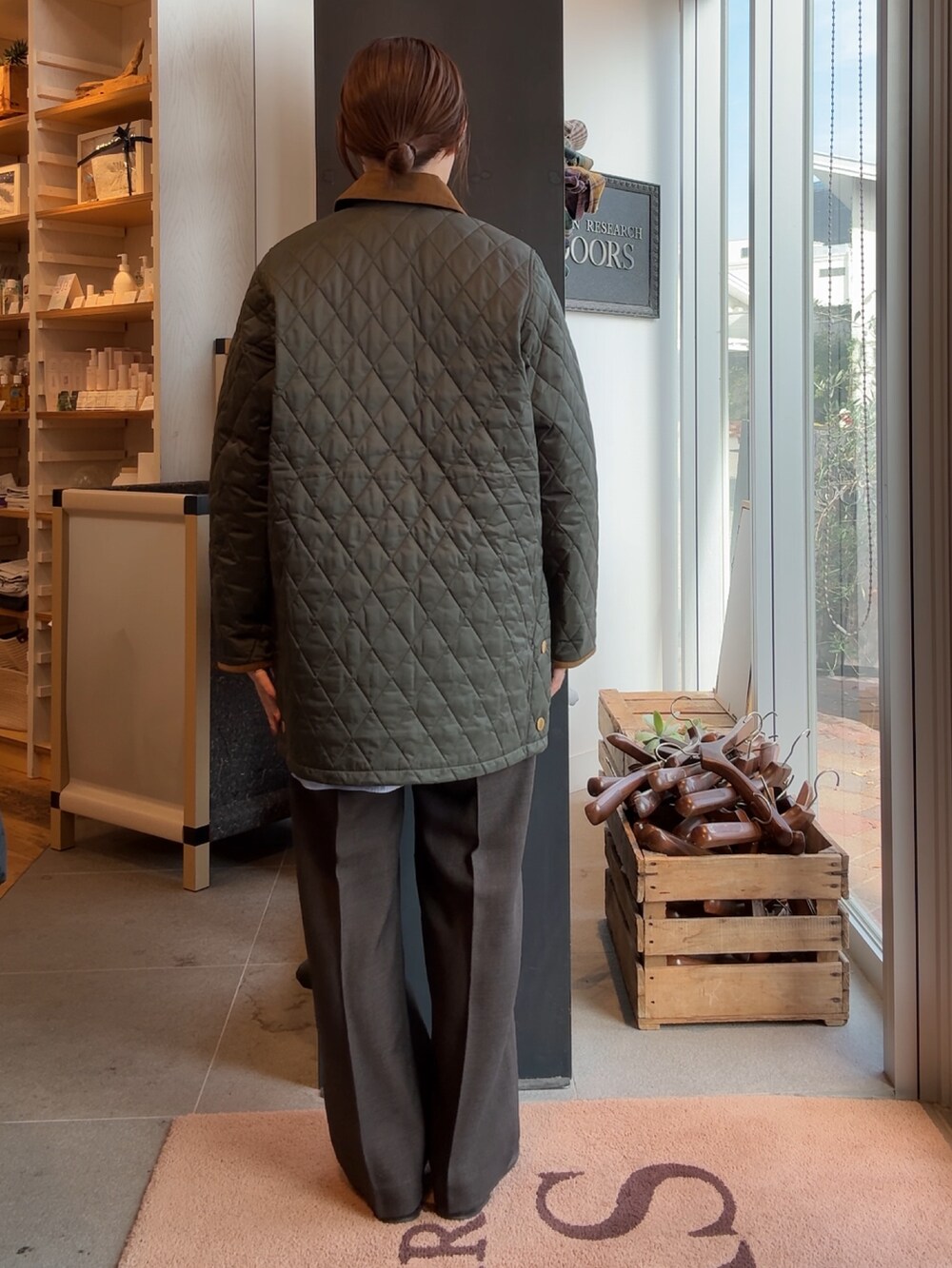 グリーン系のその他アウター、ブラウン系のその他パンツ、ブルー系のシャツ/ブラウスを着用したレディースの秋コーディネートの2枚目の写真