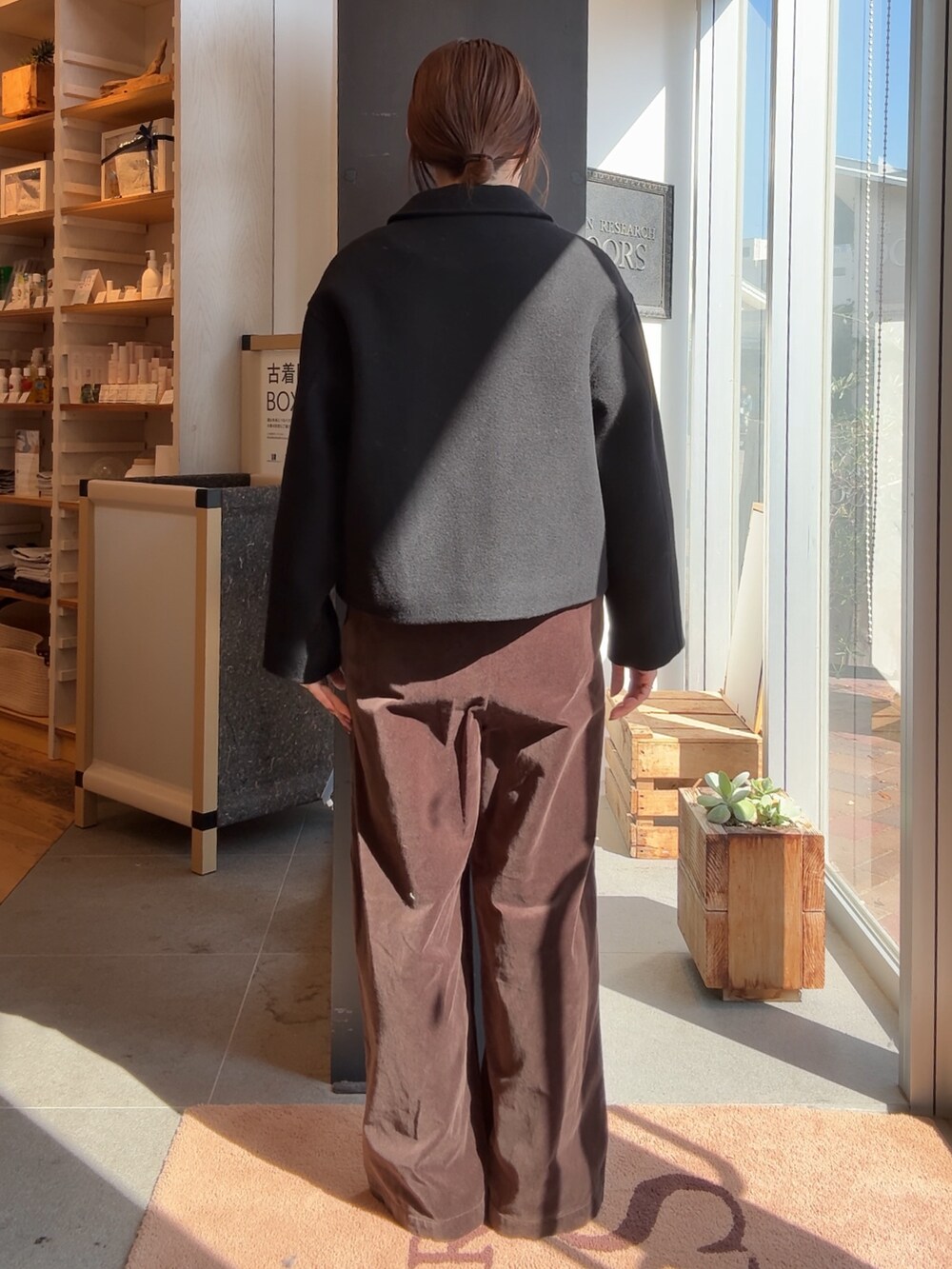 ブラック系のその他アウター、ブラウン系のその他パンツを着用したレディースの秋コーディネートの2枚目の写真