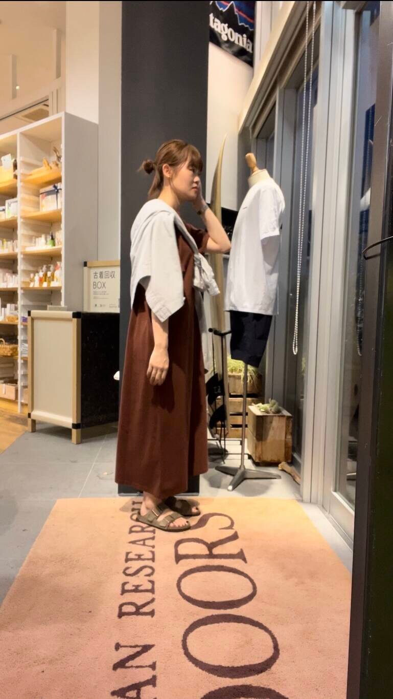 グレー系のシャツ/ブラウス、レッド系のワンピースを着用したレディースの夏コーディネートの2枚目の写真