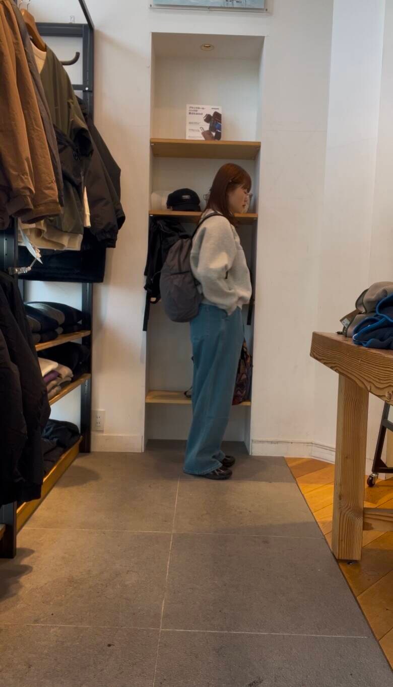 グレー系のカーディガン/ボレロ、グレー系のバックパック/リュックを着用したレディースの冬コーディネートの2枚目の写真