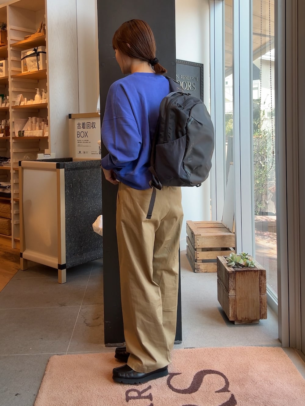 ブルー系のTシャツ/カットソー、ブラック系のその他シューズ、ブラック系のバックパック/リュックを着用したレディースの秋コーディネートの2枚目の写真