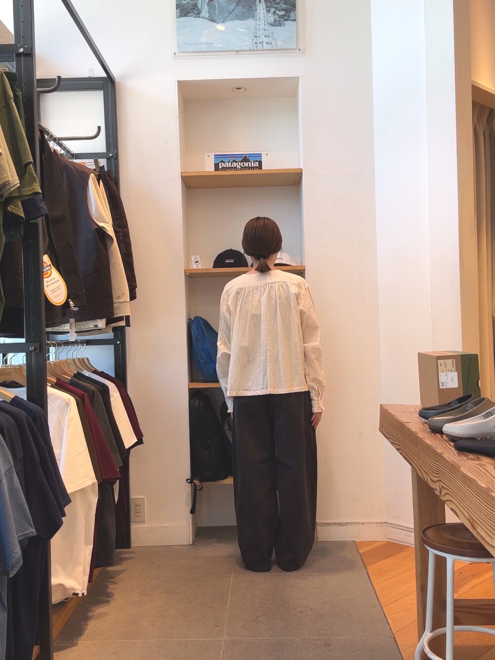 グレー系のその他パンツを着用したレディースの夏コーディネートの2枚目の写真