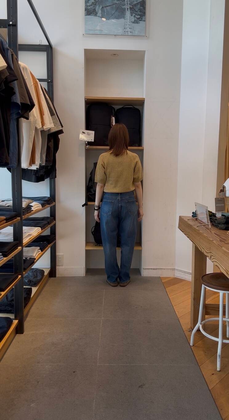 ブルー系のデニムパンツを着用したレディースの春コーディネートの2枚目の写真
