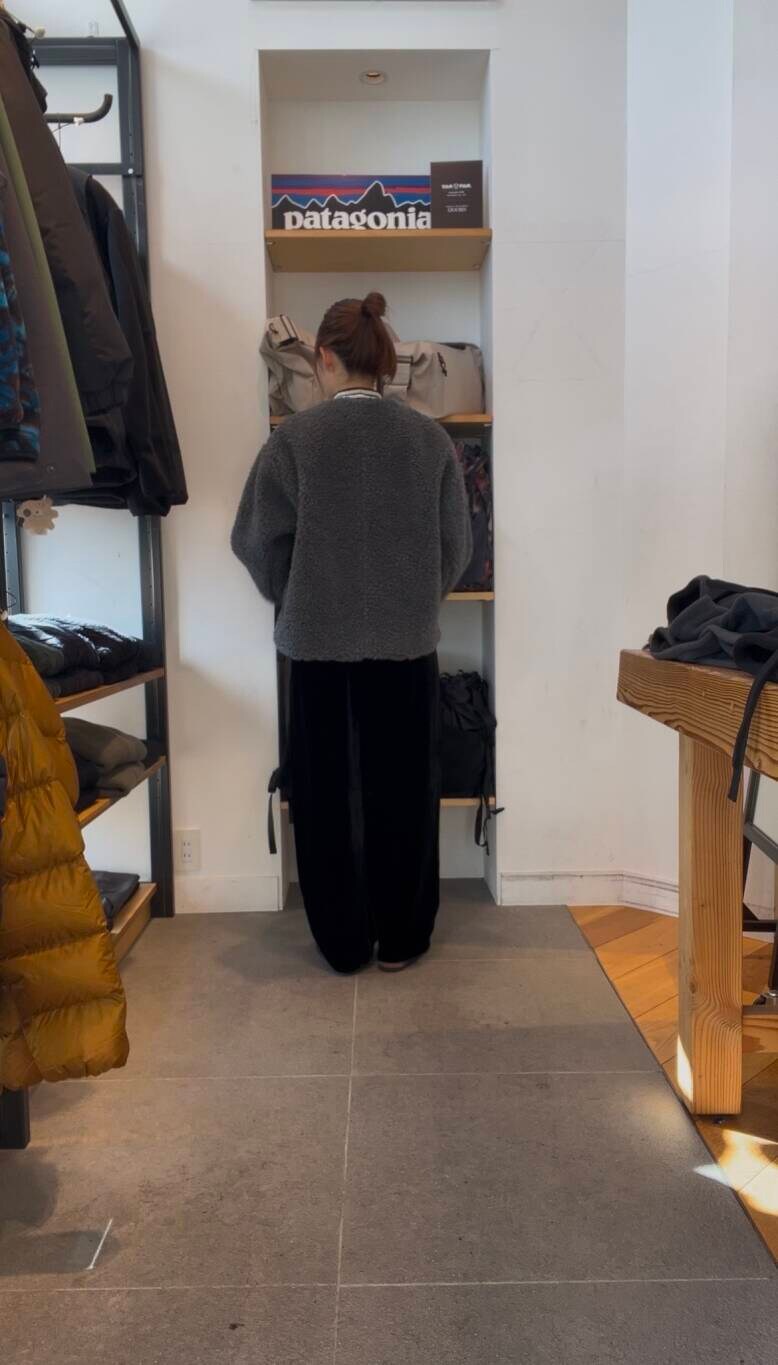 ブラック系のその他パンツ、グレー系のその他アウターを着用したレディースの冬コーディネートの2枚目の写真