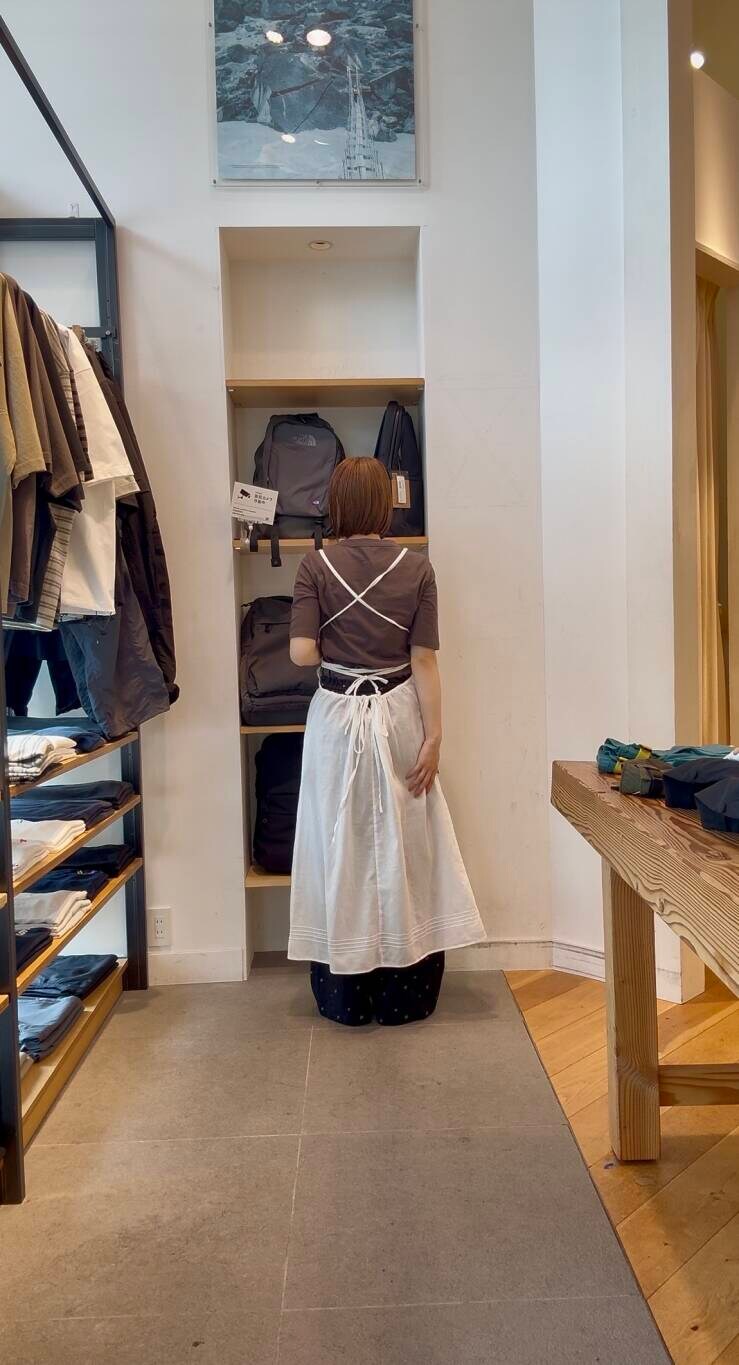 ホワイト系のワンピース、グレー系のTシャツ/カットソー、ブラック系のその他パンツを着用したレディースの春コーディネートの2枚目の写真