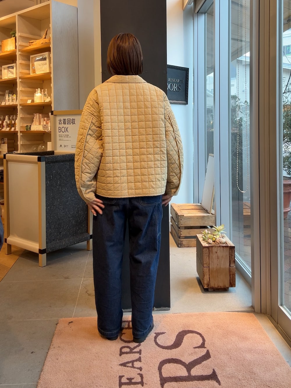 ベージュ系のダウンジャケット/コート、ブルー系のその他パンツを着用したレディースの冬コーディネートの2枚目の写真