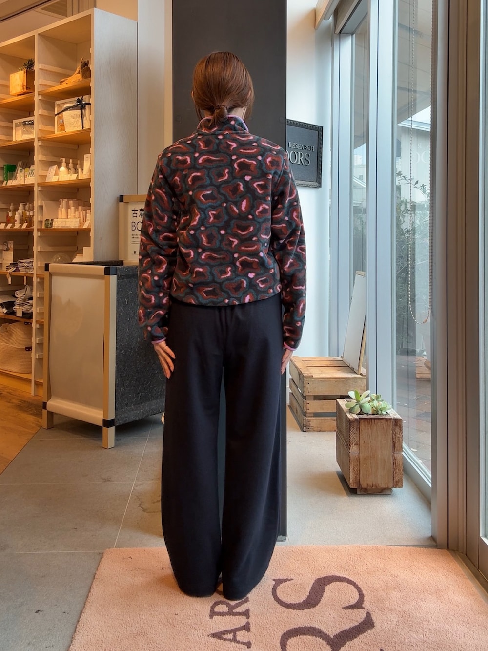 その他のトップス、ブルー系のその他パンツを着用したレディースの秋コーディネートの2枚目の写真