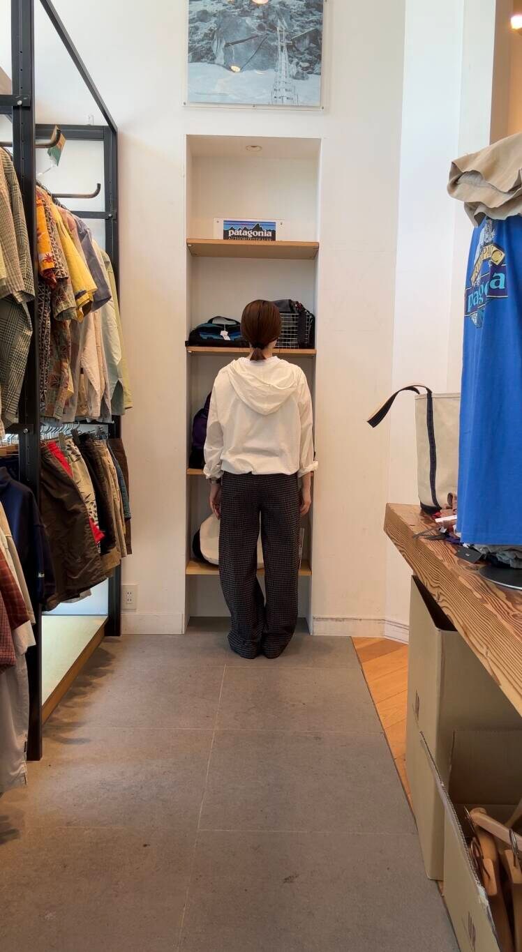 グレー系のその他パンツ、ホワイト系のシャツ/ブラウスを着用したレディースの夏コーディネートの2枚目の写真