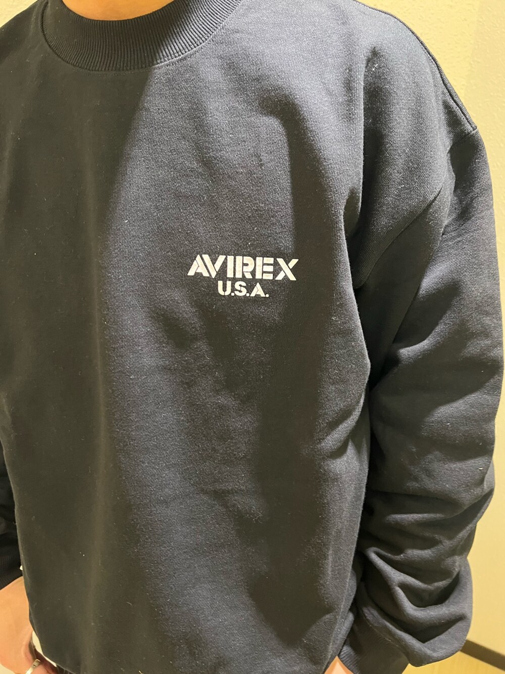 「AVIREX、ファッションの力を信じよう、ootd、スターウォーズ、コラボ、トレーナー、ブラックコーデ、ハンチング、ブーツ、春コーデ」｜「STAR WARSの《STAR WARS COLLECTION》CREWNECK SWEAT / クルーネックスウェット / スター・ウォーズ / AVIREX / アヴィレックス（スウェット、ブラック系）」を使った、KAKERUNさん（メンズ・174cm）の春コーディネートの4枚目の写真