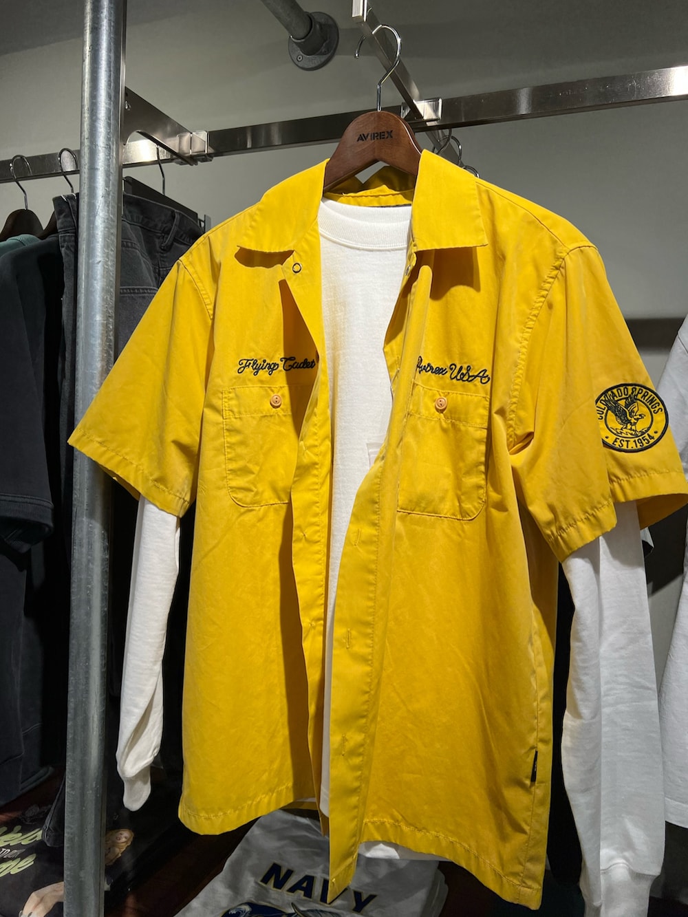 「AVIREX、ファッションの力を信じよう、ootd、アメカジ、アメカジコーデ、カーゴパンツ、カーゴパンツコーデ、シャツ、春コーデ、ハンチング」｜「AVIREXのFADED WORK SHIRT "USAFA" / フェイド 半袖ワークシャツ / AVIREX / アヴィレックス（シャツ/ブラウス、イエロー系）」を使った、KAKERUNさん（メンズ・174cm）の春コーディネートの5枚目の写真