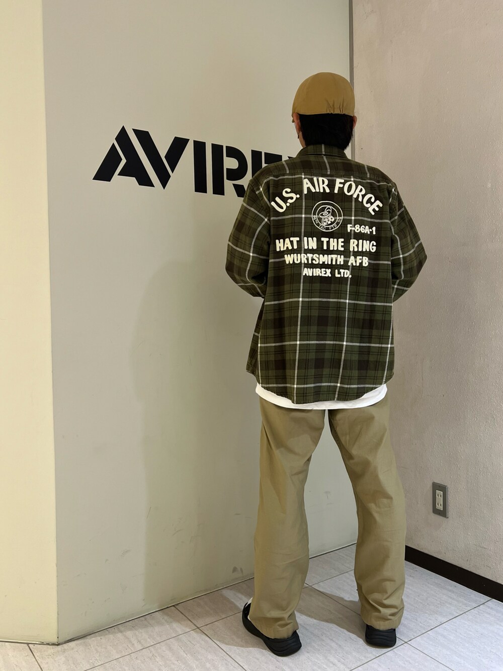 グリーン系のシャツ/ブラウス、ホワイト系のTシャツ/カットソー、グリーン系のその他パンツを着用したメンズの夏コーディネートの2枚目の写真