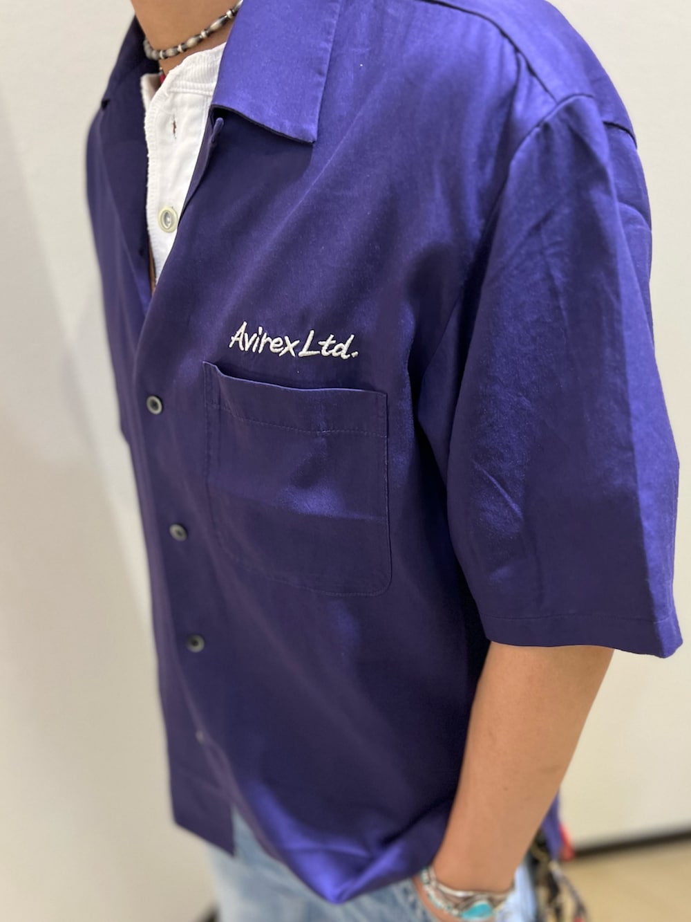 「AVIREX、ファッションの力を信じよう、ootd、アメカジ、アメカジコーデ、デニムパンツ、スカシャツ、刺繍、ヘンリーネック、夏コーデ」｜「AVIREXのDOUBLE DRAGON SOUVENIR SHIRT / ダブルドラゴン スーベニア 半袖シャツ / AVIREX / アヴィレックス（シャツ/ブラウス、パープル系）」を使った、KAKERUNさん（メンズ・174cm）の夏コーディネートの4枚目の写真