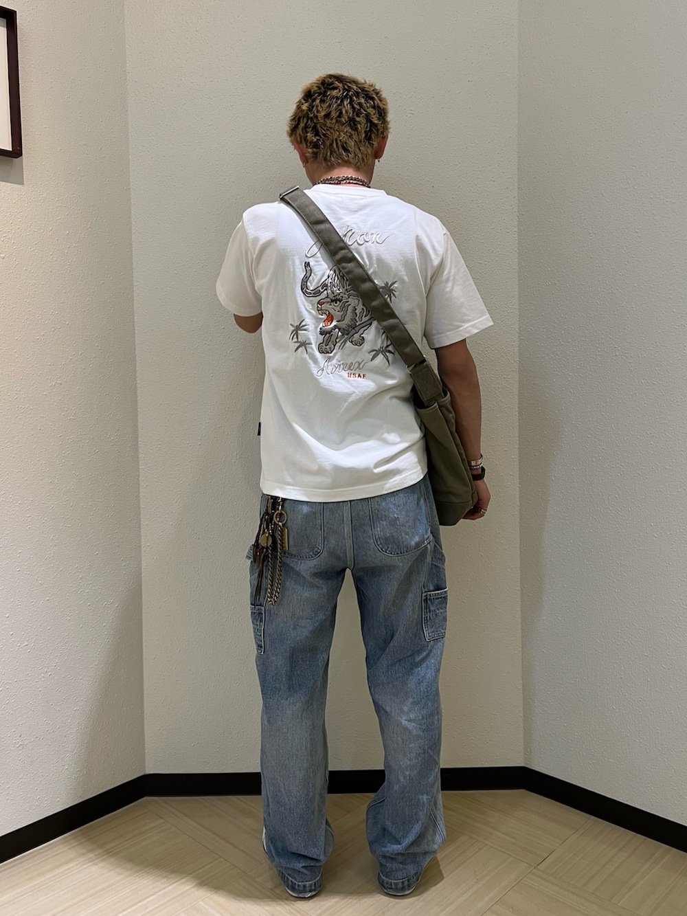 「AVIREX、ファッションの力を信じよう、ootd、デニムパンツ、デニム、デニムコーデ、アメカジ、アメカジコーデ、春コーデ、夏コーデ」｜「AVIREXのBERSA CANVAS EDITORS BAG / キャンバス エディターズバック / AVIREX / AVIREX（ショルダーバッグ、グリーン系）」を使った、KAKERUNさん（メンズ・174cm）の春コーディネートの2枚目の写真