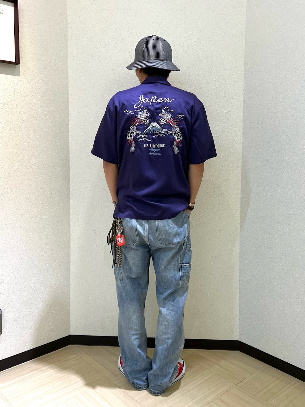 「AVIREX、ファッションの力を信じよう、ootd、アメカジ、アメカジコーデ、デニムパンツ、スカシャツ、刺繍、ヘンリーネック、夏コーデ」｜「AVIREXのDOUBLE DRAGON SOUVENIR SHIRT / ダブルドラゴン スーベニア 半袖シャツ / AVIREX / アヴィレックス（シャツ/ブラウス、パープル系）」を使った、KAKERUNさん（メンズ・174cm）の夏コーディネートの2枚目の写真