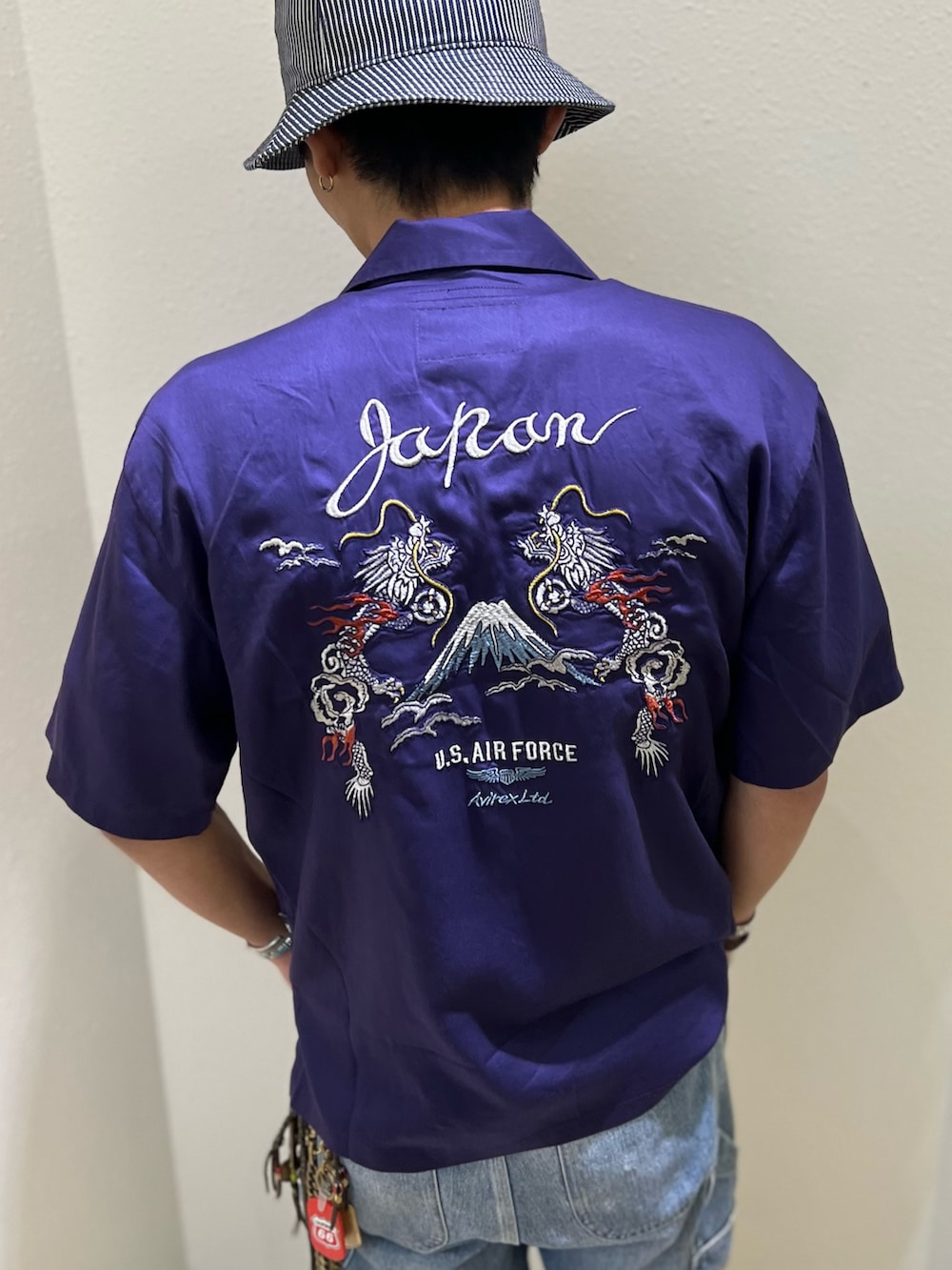 「AVIREX、ファッションの力を信じよう、ootd、アメカジ、アメカジコーデ、デニムパンツ、スカシャツ、刺繍、ヘンリーネック、夏コーデ」｜「AVIREXのDOUBLE DRAGON SOUVENIR SHIRT / ダブルドラゴン スーベニア 半袖シャツ / AVIREX / アヴィレックス（シャツ/ブラウス、パープル系）」を使った、KAKERUNさん（メンズ・174cm）の夏コーディネートの3枚目の写真