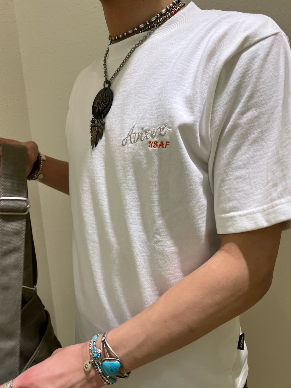 「AVIREX、ファッションの力を信じよう、ootd、デニムパンツ、デニム、デニムコーデ、アメカジ、アメカジコーデ、春コーデ、夏コーデ」｜「AVIREXのBERSA CANVAS EDITORS BAG / キャンバス エディターズバック / AVIREX / AVIREX（ショルダーバッグ、グリーン系）」を使った、KAKERUNさん（メンズ・174cm）の春コーディネートの4枚目の写真